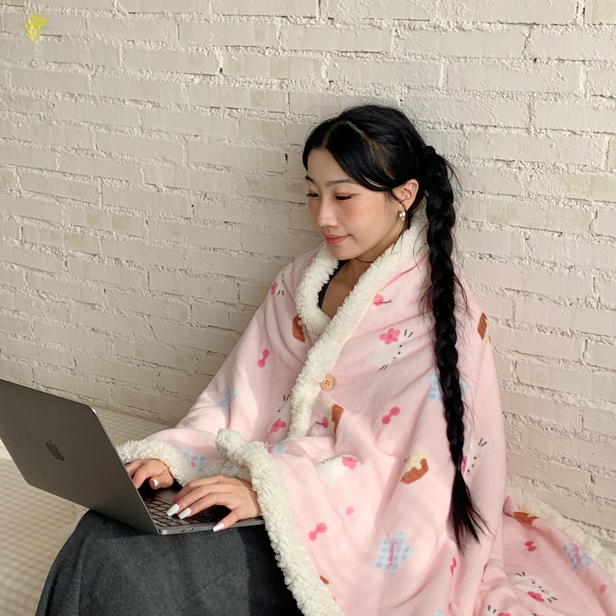 桃喜 2025秋冬新款加厚牛奶绒羊羔绒披肩毯 蛋糕幸运猫（羊羔绒披肩毯）