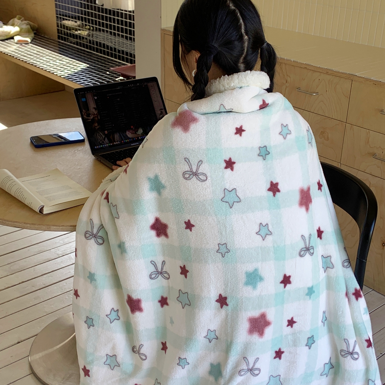 91家纺网 家纺一手货源 找家纺 桃喜 2025秋冬新款加厚牛奶绒羊羔绒披肩毯 薄荷奶咖星星（羊羔绒披肩毯）