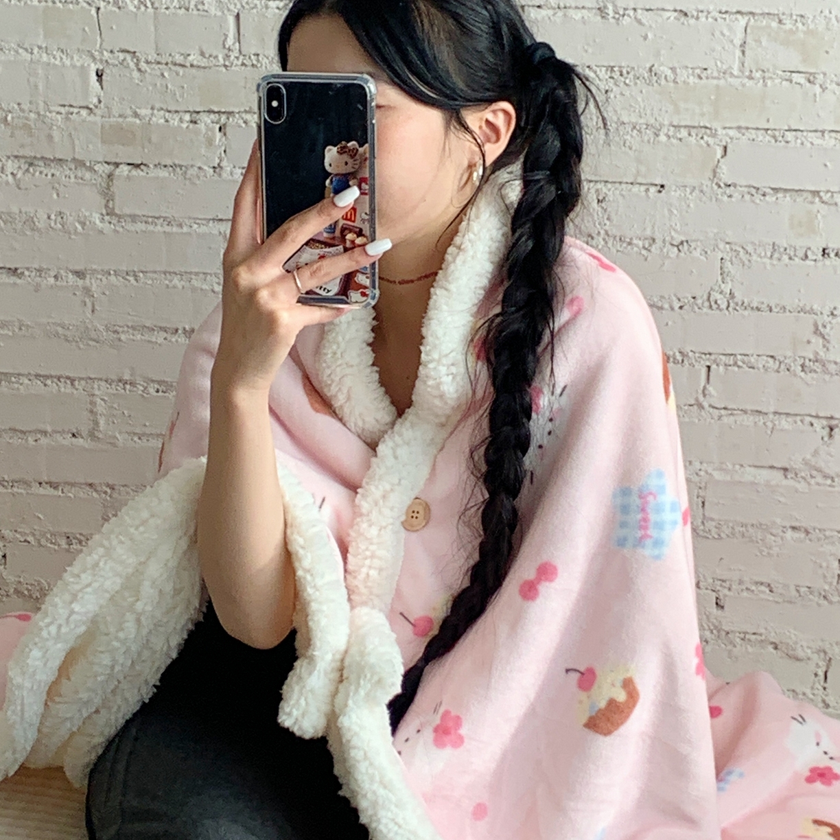 91家纺网 家纺一手货源 找家纺 桃喜 2025秋冬新款加厚牛奶绒羊羔绒披肩毯 蛋糕幸运猫（羊羔绒披肩毯）