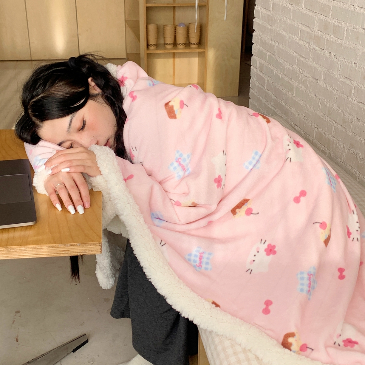 91家纺网 家纺一手货源 找家纺 桃喜 2025秋冬新款加厚牛奶绒羊羔绒披肩毯 蛋糕幸运猫（羊羔绒披肩毯）