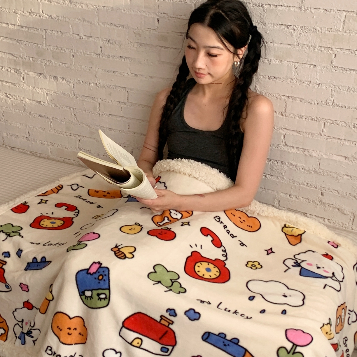 91家纺网 家纺一手货源 找家纺 桃喜 2025秋冬新款加厚牛奶绒羊羔绒披肩毯 涂鸦乐园（羊羔绒披肩毯）