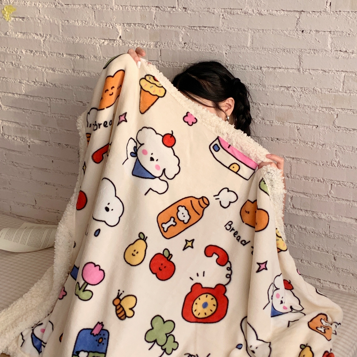 91家纺网 家纺一手货源 找家纺 桃喜 2025秋冬新款加厚牛奶绒羊羔绒披肩毯 涂鸦乐园（羊羔绒披肩毯）