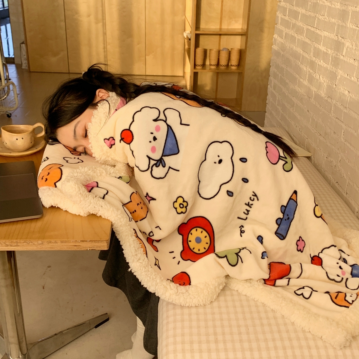 91家纺网 家纺一手货源 找家纺 桃喜 2025秋冬新款加厚牛奶绒羊羔绒披肩毯 涂鸦乐园（羊羔绒披肩毯）