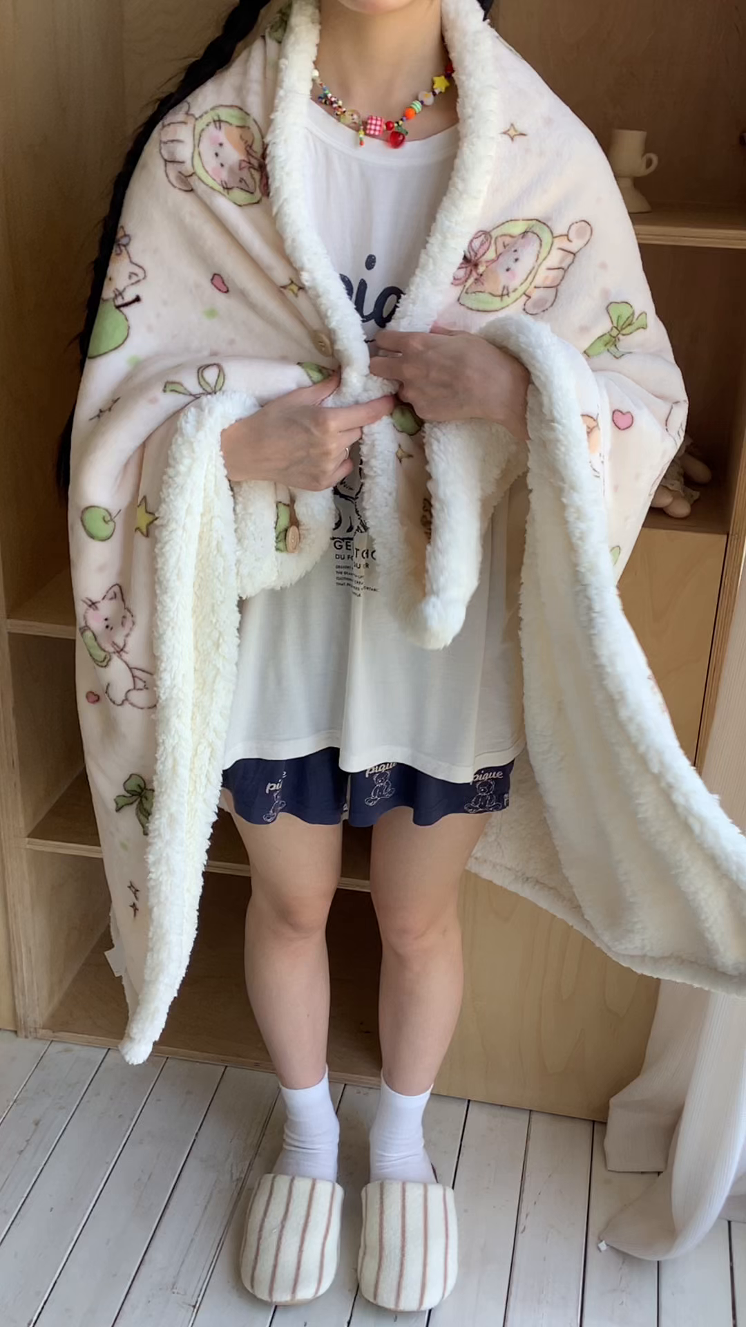 91家纺网 家纺一手货源 找家纺 桃喜 2025秋冬新款加厚牛奶绒羊羔绒披肩毯 绿苹果小猫（羊羔绒披肩毯）