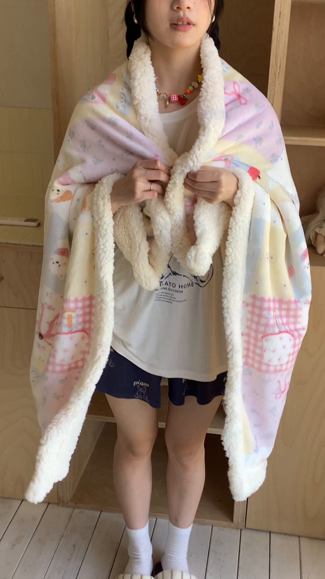 91家纺网 家纺一手货源 找家纺 桃喜 2025秋冬新款加厚牛奶绒羊羔绒披肩毯 房子小狗（羊羔绒披肩毯）