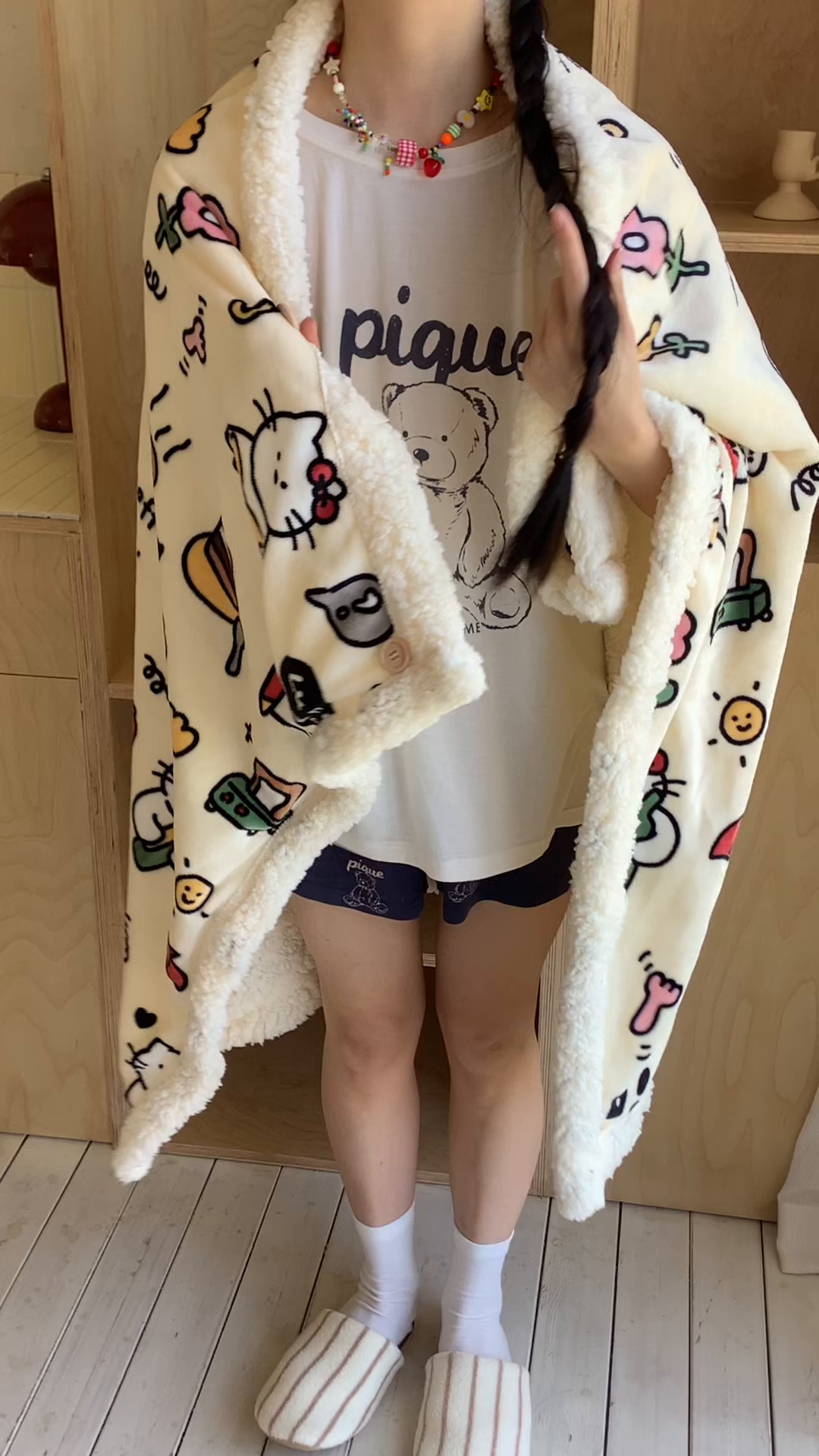 91家纺网 家纺一手货源 找家纺 桃喜 2025秋冬新款加厚牛奶绒羊羔绒披肩毯 小猫笔记（羊羔绒披肩毯）