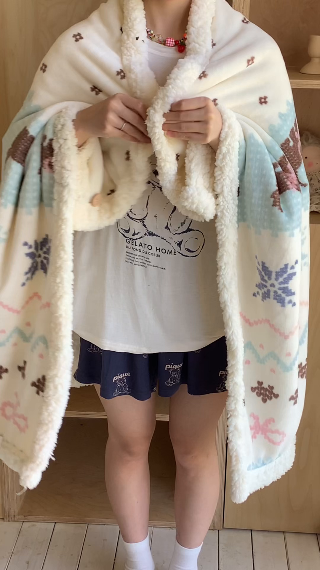 91家纺网 家纺一手货源 找家纺 桃喜 2025秋冬新款加厚牛奶绒羊羔绒披肩毯 费尔岛狗狗蓝（羊羔绒披肩毯）