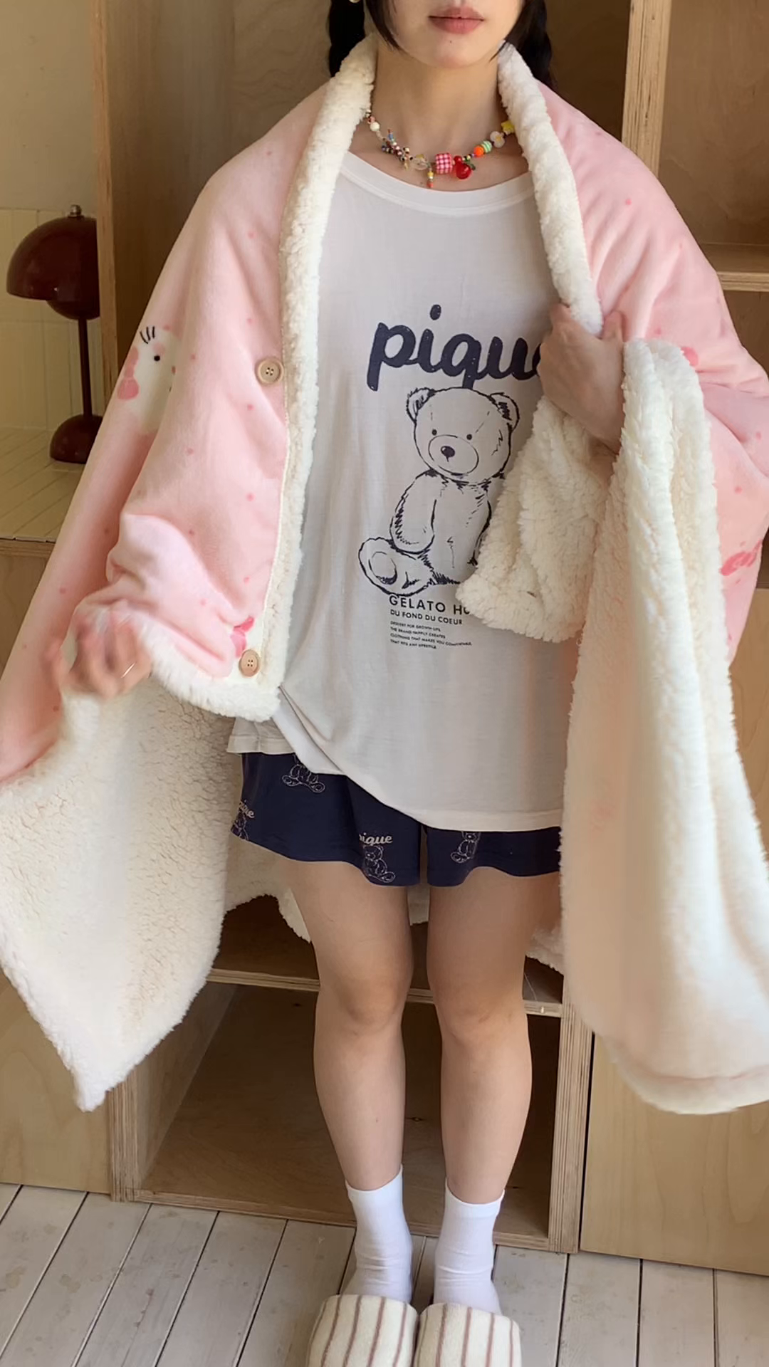 91家纺网 家纺一手货源 找家纺 桃喜 2025秋冬新款加厚牛奶绒羊羔绒披肩毯 超甜小猫（羊羔绒披肩毯）