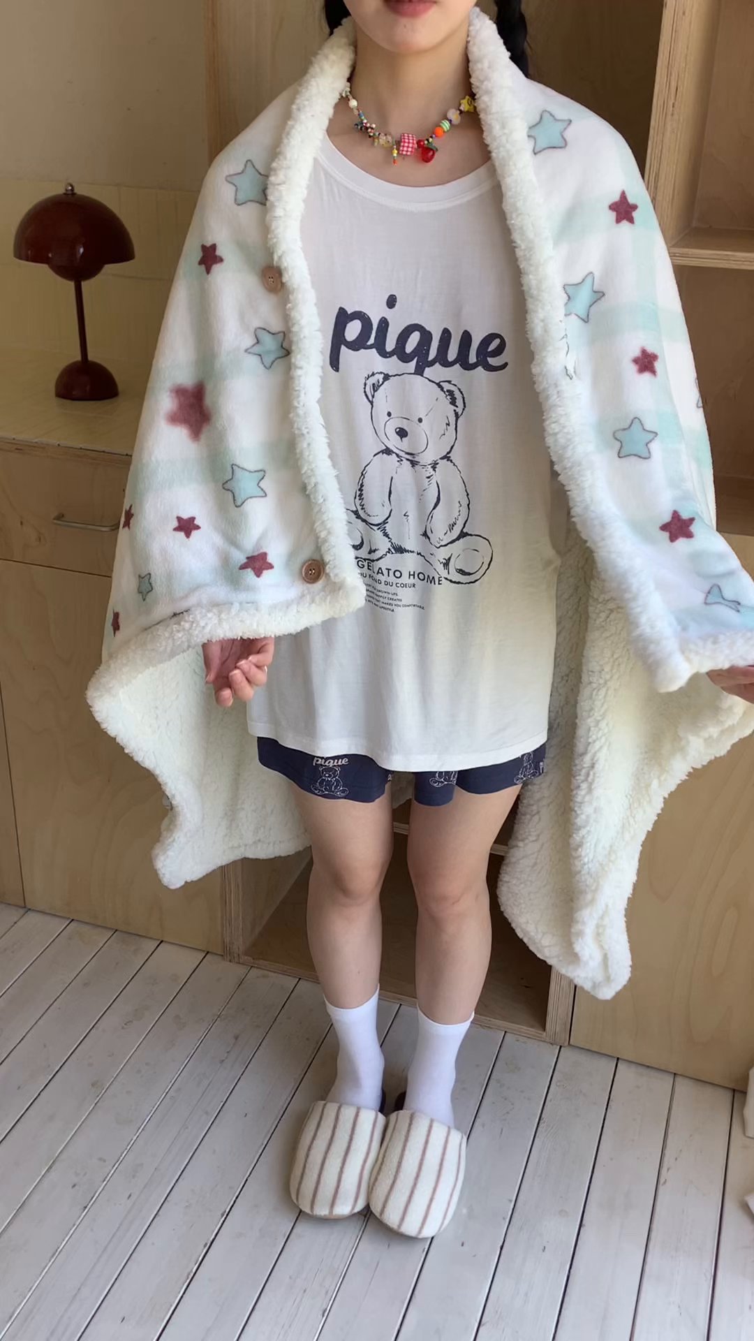 91家纺网 家纺一手货源 找家纺 桃喜 2025秋冬新款加厚牛奶绒羊羔绒披肩毯 薄荷奶咖星星（羊羔绒披肩毯）