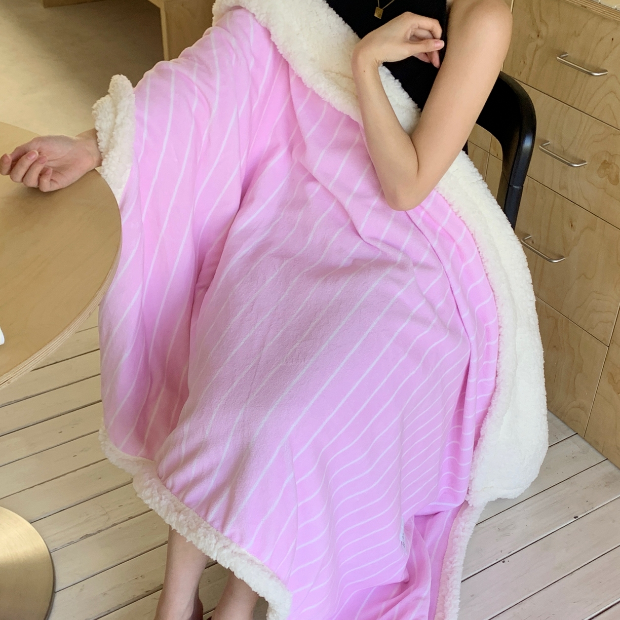 91家纺网 家纺一手货源 找家纺 （总）桃喜 2025秋冬新款牛奶绒羊羔绒披肩毯条纹系列