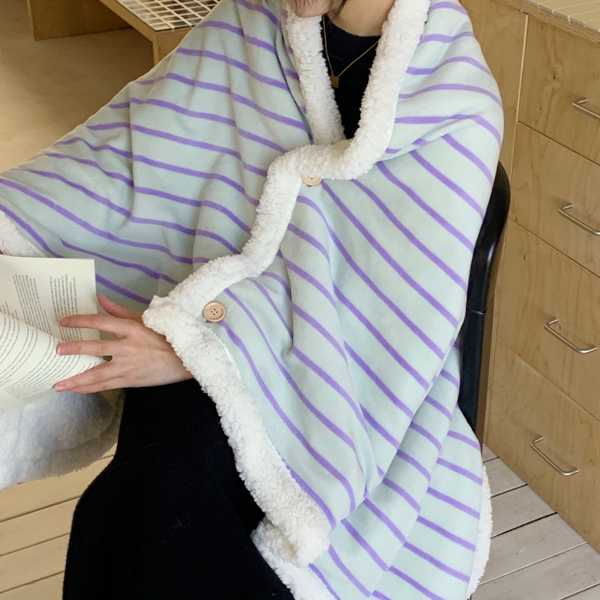 91家纺网 家纺一手货源 找家纺 桃喜 2025秋冬新款牛奶绒羊羔绒披肩毯条纹系列 青缇葡萄（羊羔绒披肩毯）