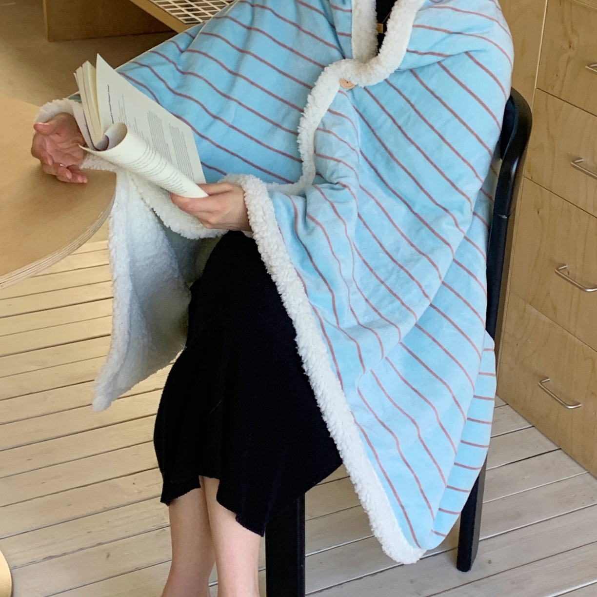 91家纺网 家纺一手货源 找家纺 桃喜 2025秋冬新款牛奶绒羊羔绒披肩毯条纹系列 暮光森林（羊羔绒披肩毯）