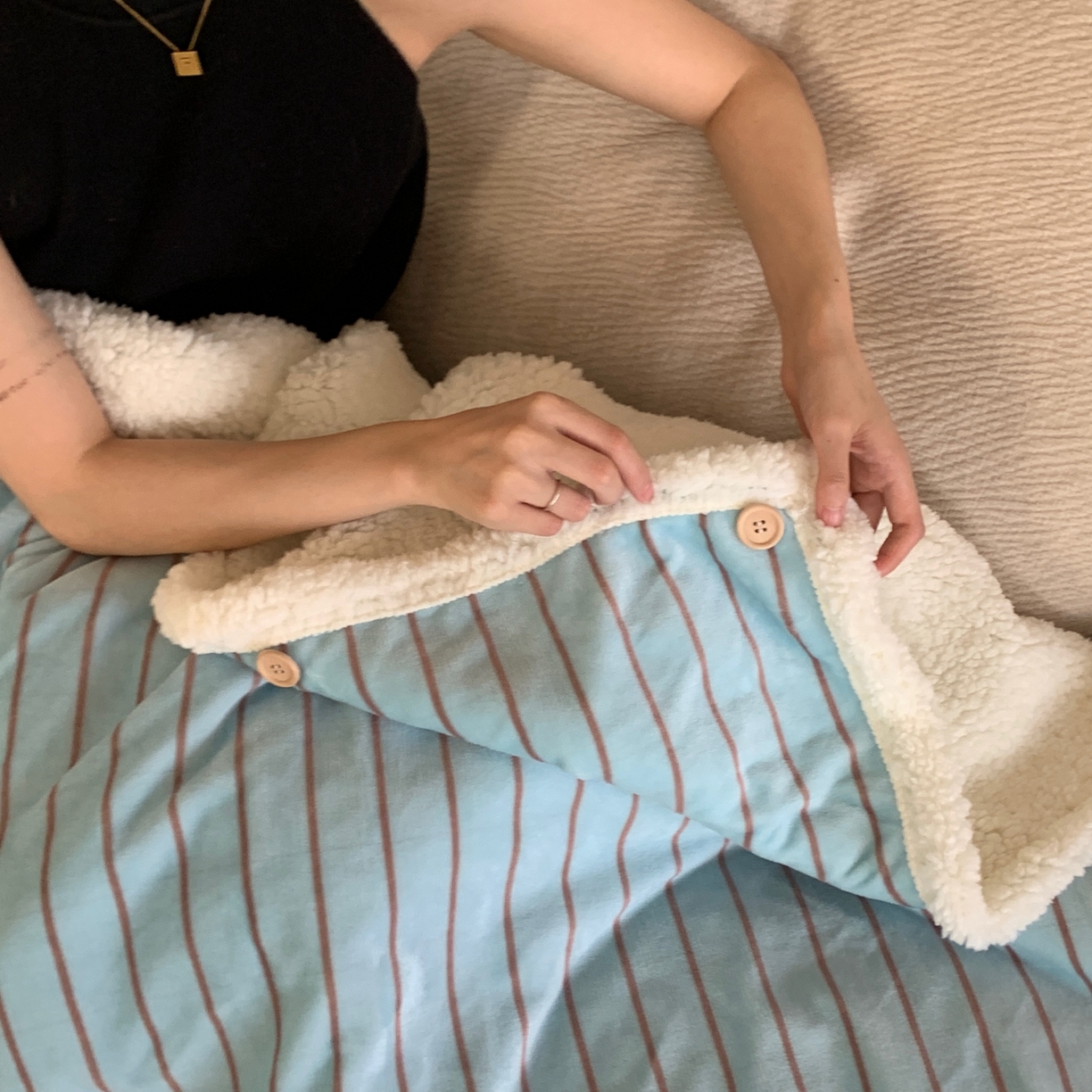 91家纺网 家纺一手货源 找家纺 桃喜 2025秋冬新款牛奶绒羊羔绒披肩毯条纹系列 暮光森林（羊羔绒披肩毯）