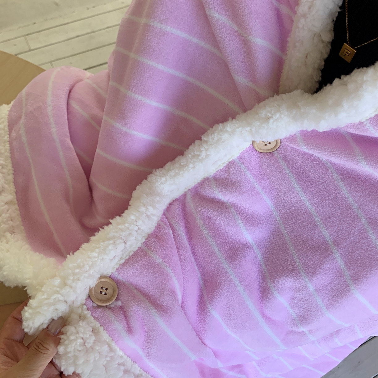 91家纺网 家纺一手货源 找家纺 桃喜 2025秋冬新款牛奶绒羊羔绒披肩毯条纹系列 莓莓粉（羊羔绒披肩毯）