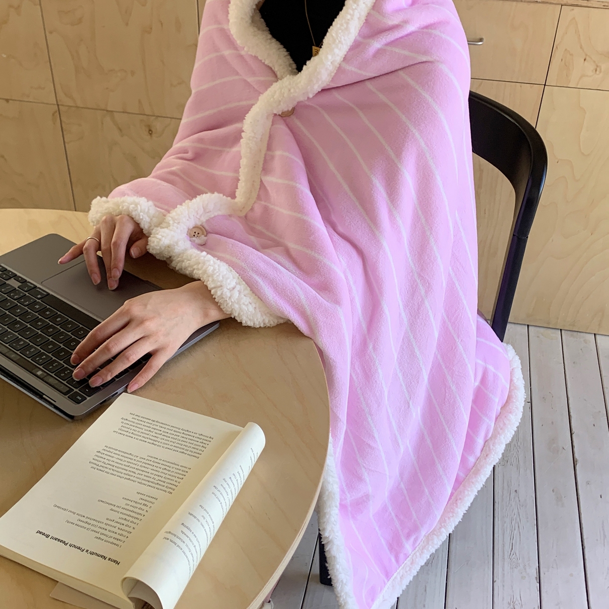 91家纺网 家纺一手货源 找家纺 桃喜 2025秋冬新款牛奶绒羊羔绒披肩毯条纹系列 莓莓粉（羊羔绒披肩毯）