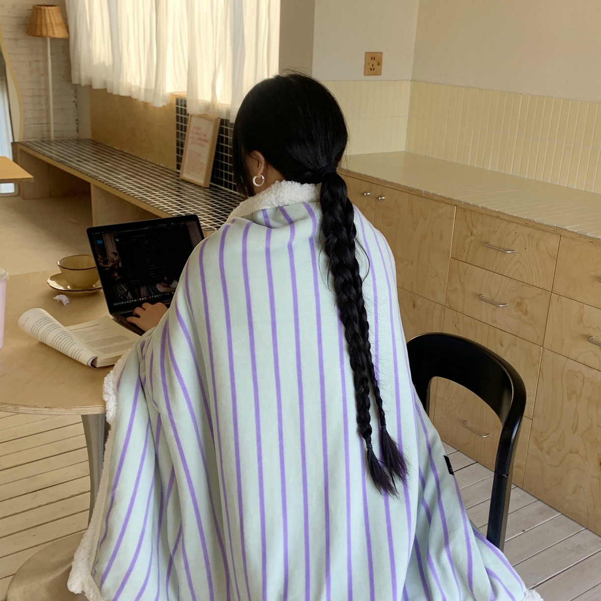 91家纺网 家纺一手货源 找家纺 （总）桃喜 2025秋冬新款牛奶绒羊羔绒披肩毯条纹系列