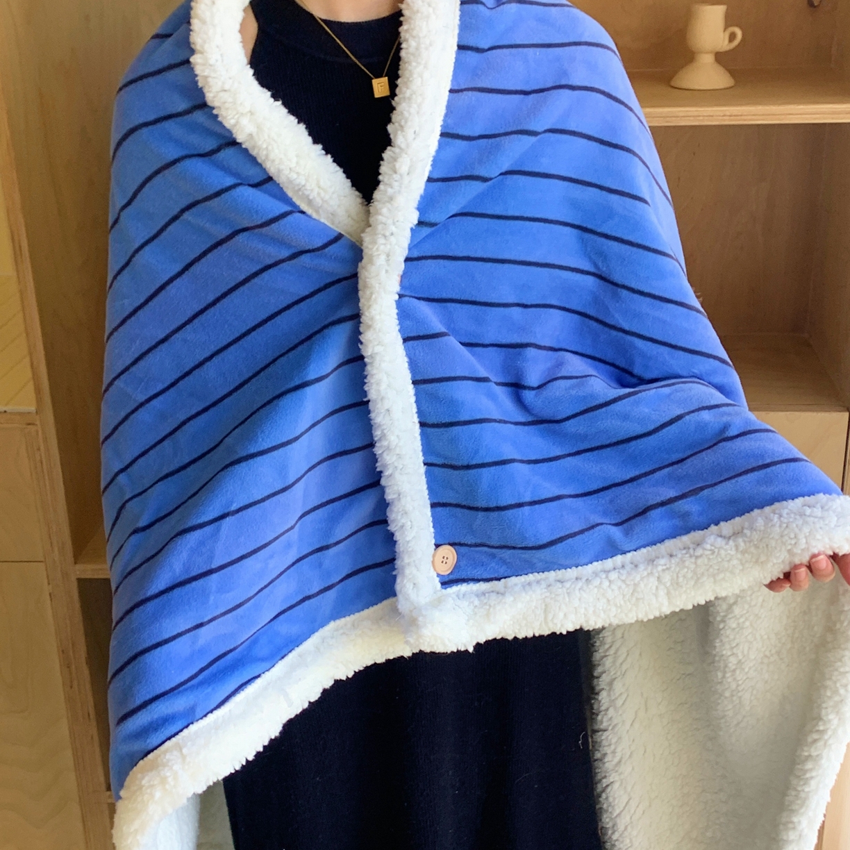 91家纺网 家纺一手货源 找家纺 桃喜 2025秋冬新款牛奶绒羊羔绒披肩毯条纹系列 冰岛蓝（羊羔绒披肩毯）