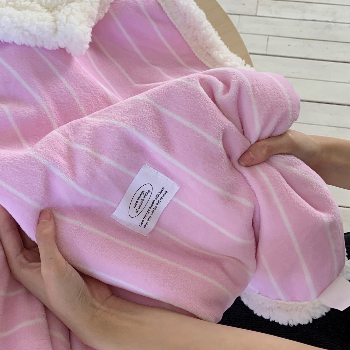 91家纺网 家纺一手货源 找家纺 桃喜 2025秋冬新款牛奶绒羊羔绒披肩毯条纹系列 莓莓粉（羊羔绒披肩毯）