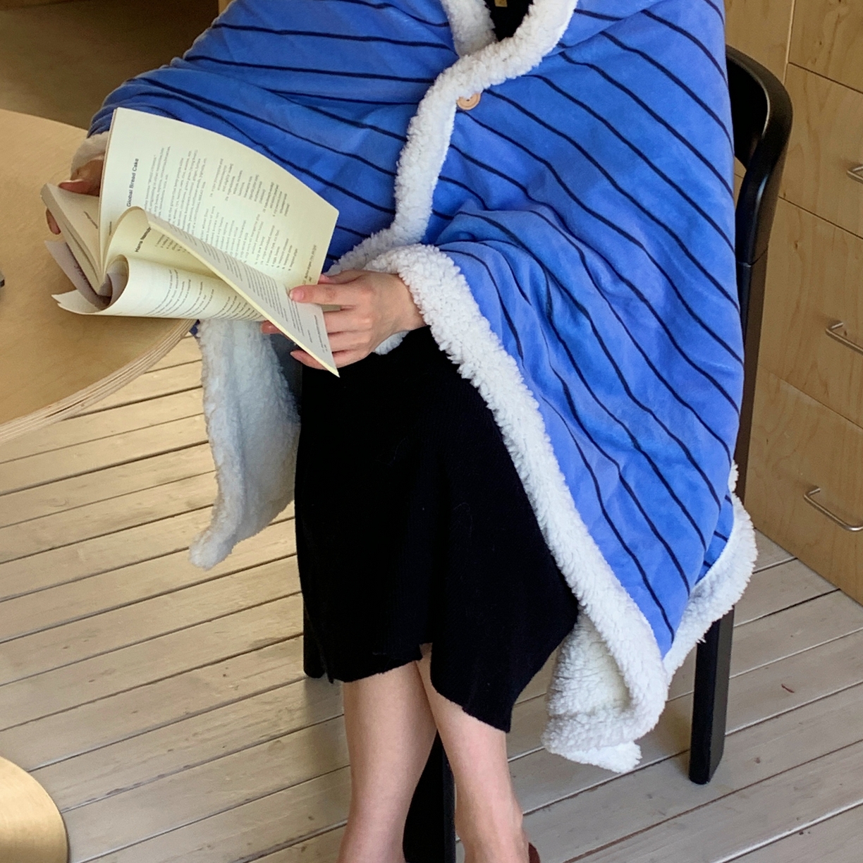 91家纺网 家纺一手货源 找家纺 桃喜 2025秋冬新款牛奶绒羊羔绒披肩毯条纹系列 冰岛蓝（羊羔绒披肩毯）