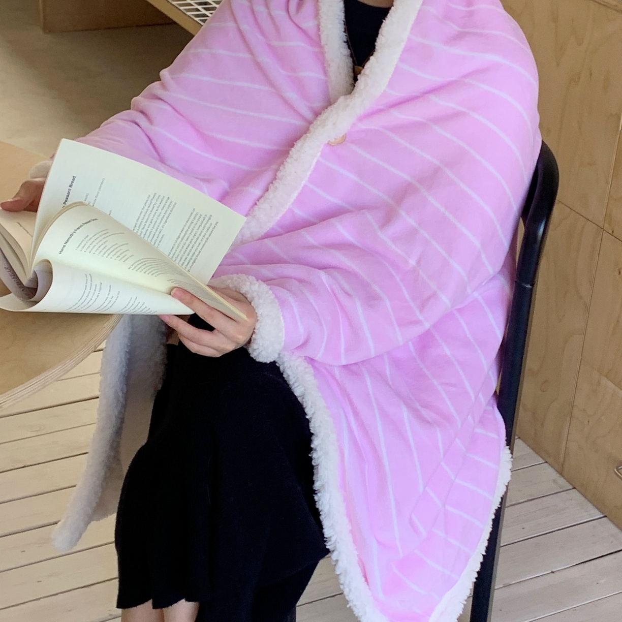 91家纺网 家纺一手货源 找家纺 桃喜 2025秋冬新款牛奶绒羊羔绒披肩毯条纹系列 莓莓粉（羊羔绒披肩毯）