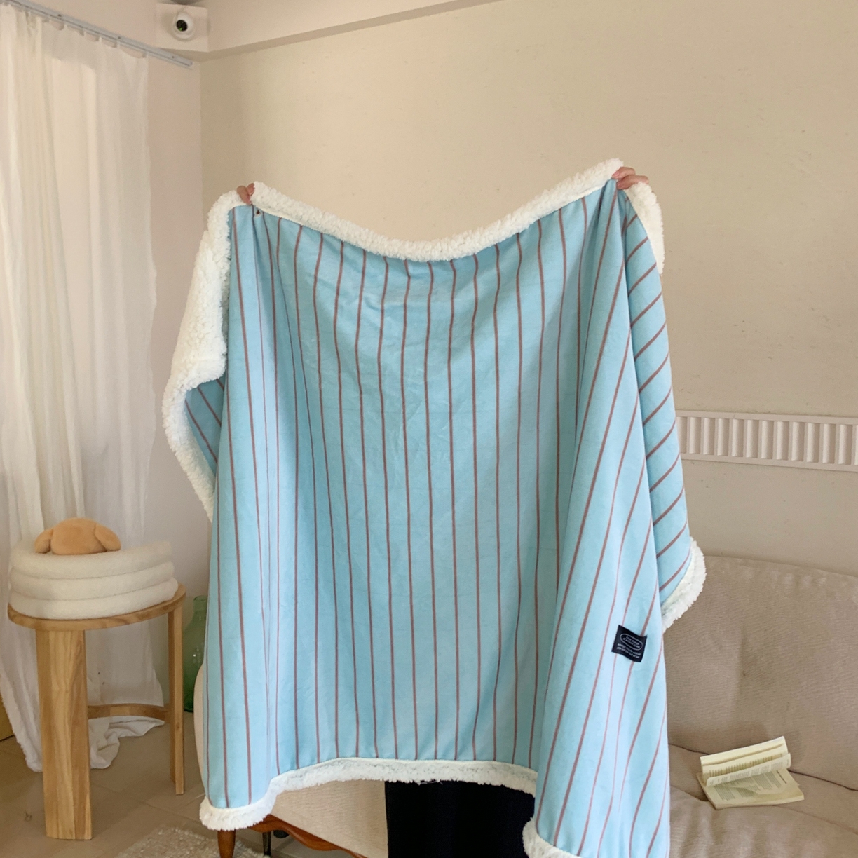 91家纺网 家纺一手货源 找家纺 桃喜 2025秋冬新款牛奶绒羊羔绒披肩毯条纹系列 暮光森林（羊羔绒披肩毯）