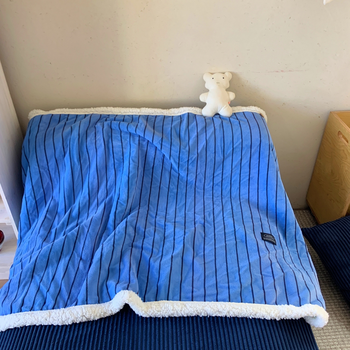 91家纺网 家纺一手货源 找家纺 桃喜 2025秋冬新款牛奶绒羊羔绒披肩毯条纹系列 冰岛蓝（羊羔绒披肩毯）