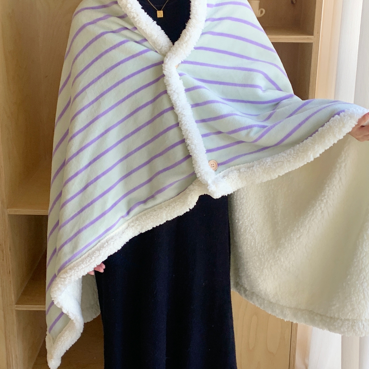 91家纺网 家纺一手货源 找家纺 桃喜 2025秋冬新款牛奶绒羊羔绒披肩毯条纹系列 青缇葡萄（羊羔绒披肩毯）