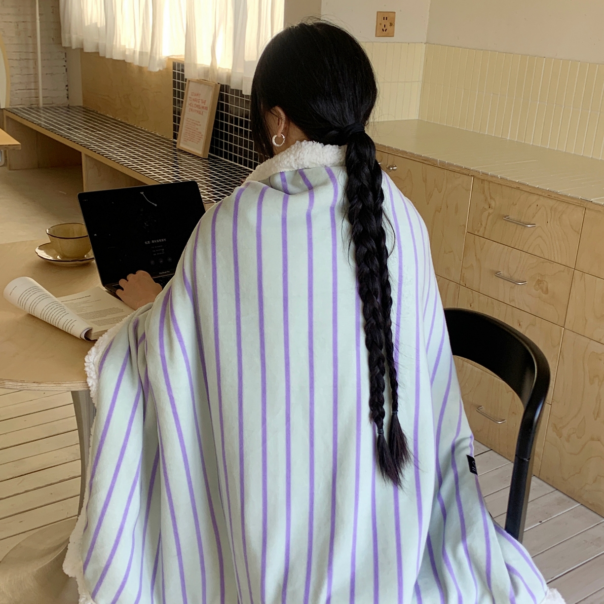 91家纺网 家纺一手货源 找家纺 桃喜 2025秋冬新款牛奶绒羊羔绒披肩毯条纹系列 青缇葡萄（羊羔绒披肩毯）