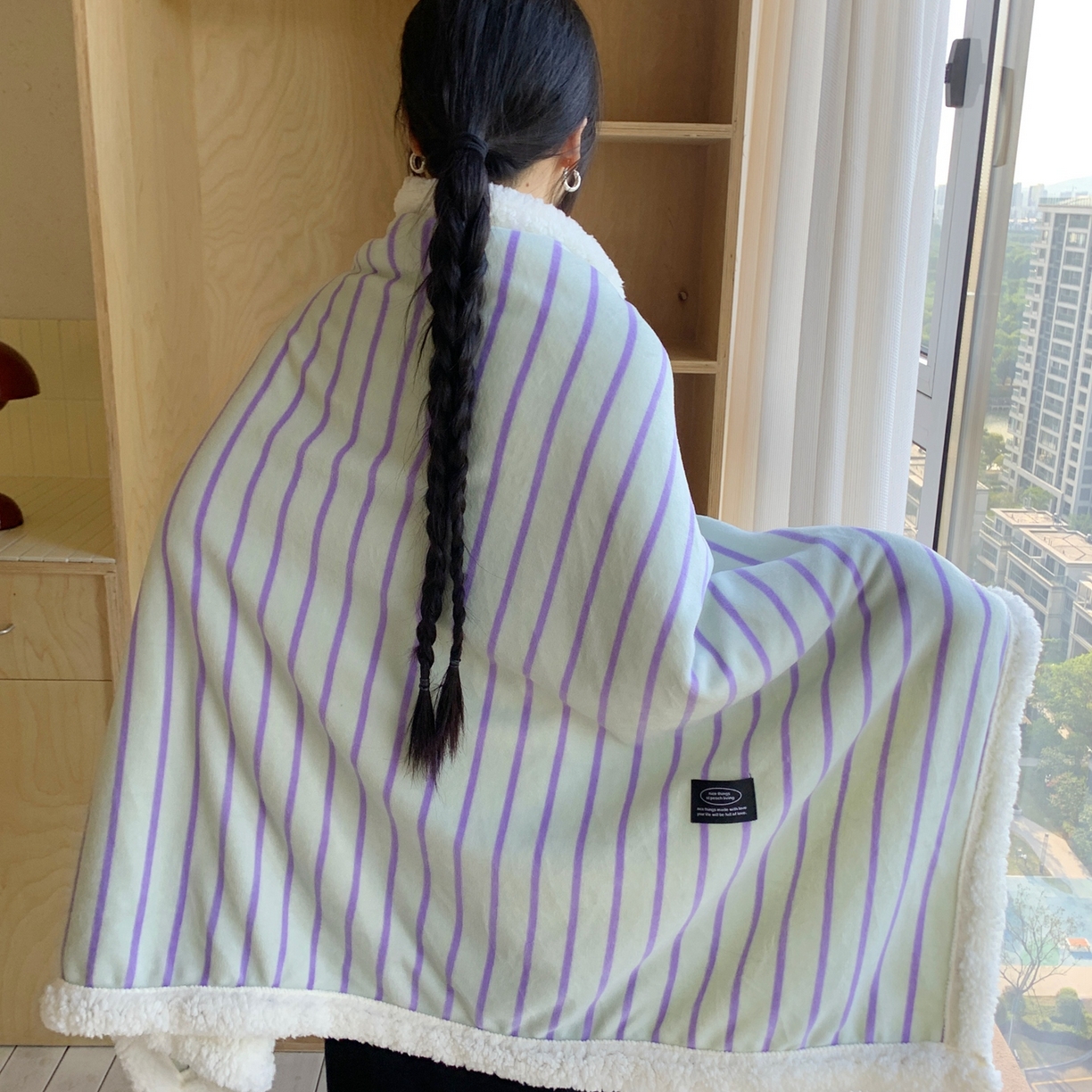 91家纺网 家纺一手货源 找家纺 桃喜 2025秋冬新款牛奶绒羊羔绒披肩毯条纹系列 青缇葡萄（羊羔绒披肩毯）