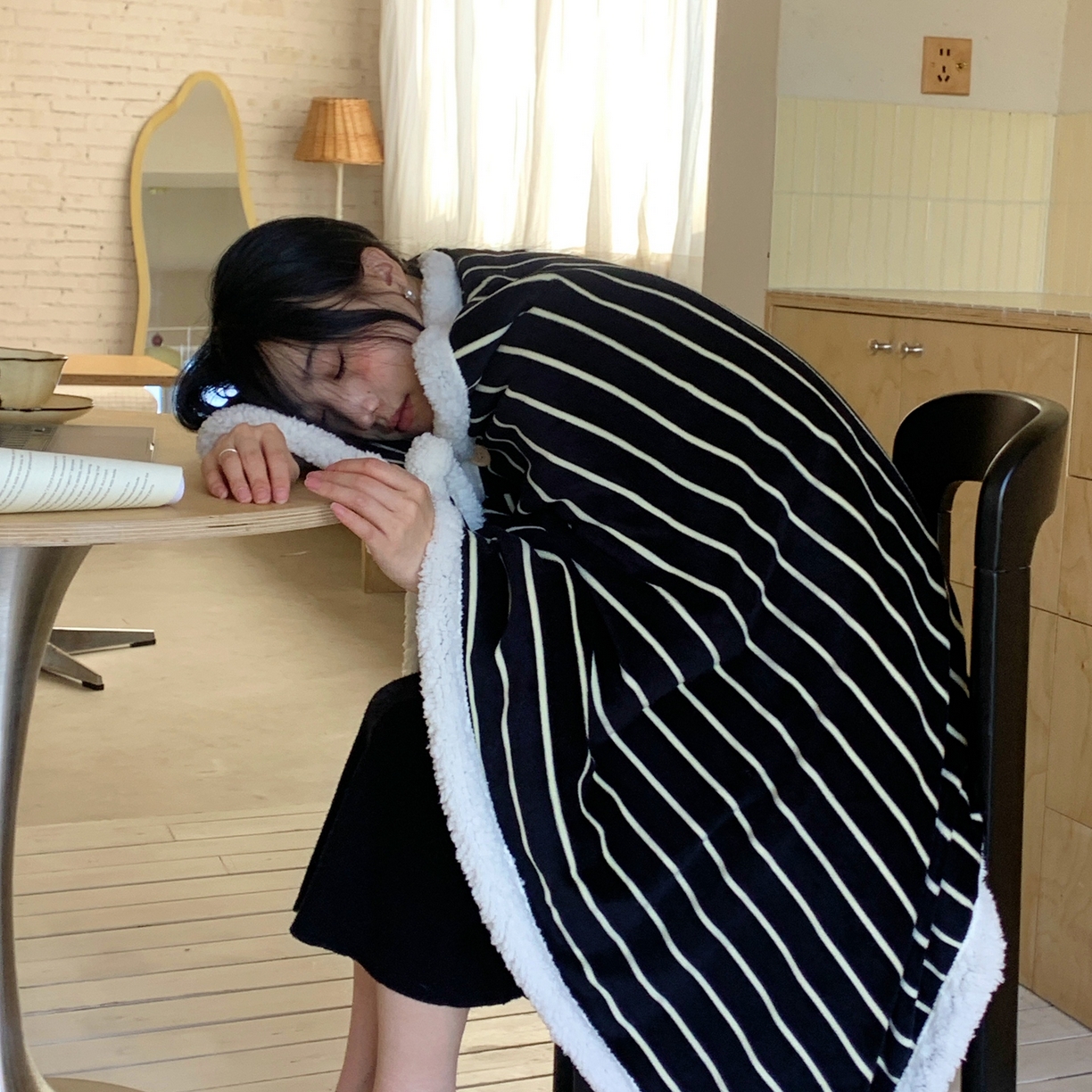 91家纺网 家纺一手货源 找家纺 桃喜 2025秋冬新款牛奶绒羊羔绒披肩毯条纹系列 复古黑白（羊羔绒披肩毯）