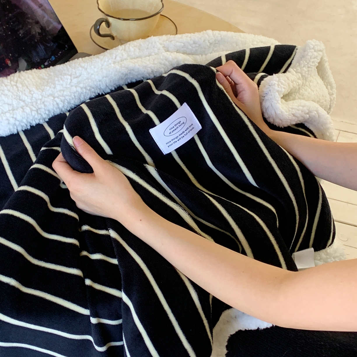 91家纺网 家纺一手货源 找家纺 桃喜 2025秋冬新款牛奶绒羊羔绒披肩毯条纹系列 复古黑白（羊羔绒披肩毯）