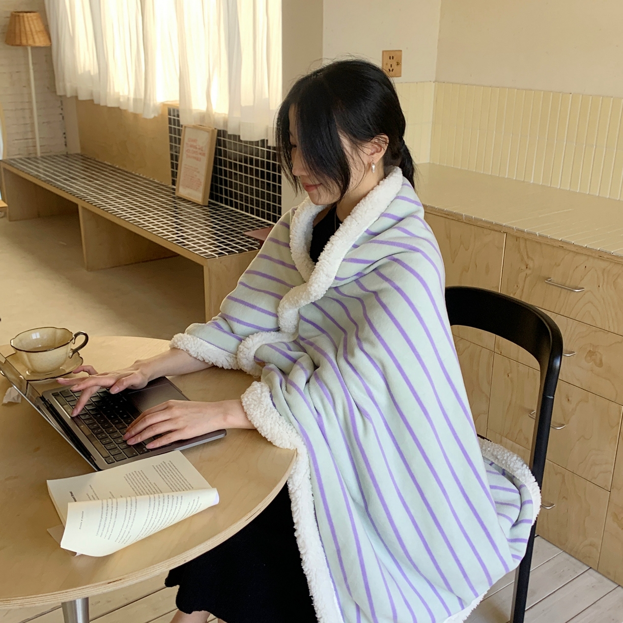 91家纺网 家纺一手货源 找家纺 桃喜 2025秋冬新款牛奶绒羊羔绒披肩毯条纹系列 青缇葡萄（羊羔绒披肩毯）