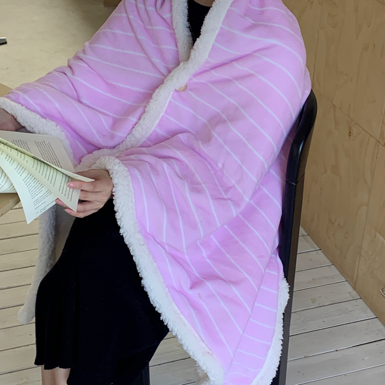 91家纺网 家纺一手货源 找家纺 桃喜 2025秋冬新款牛奶绒羊羔绒披肩毯条纹系列 莓莓粉（羊羔绒披肩毯）