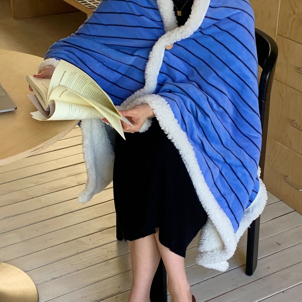 91家纺网 家纺一手货源 找家纺 桃喜 2025秋冬新款牛奶绒羊羔绒披肩毯条纹系列 冰岛蓝（羊羔绒披肩毯）