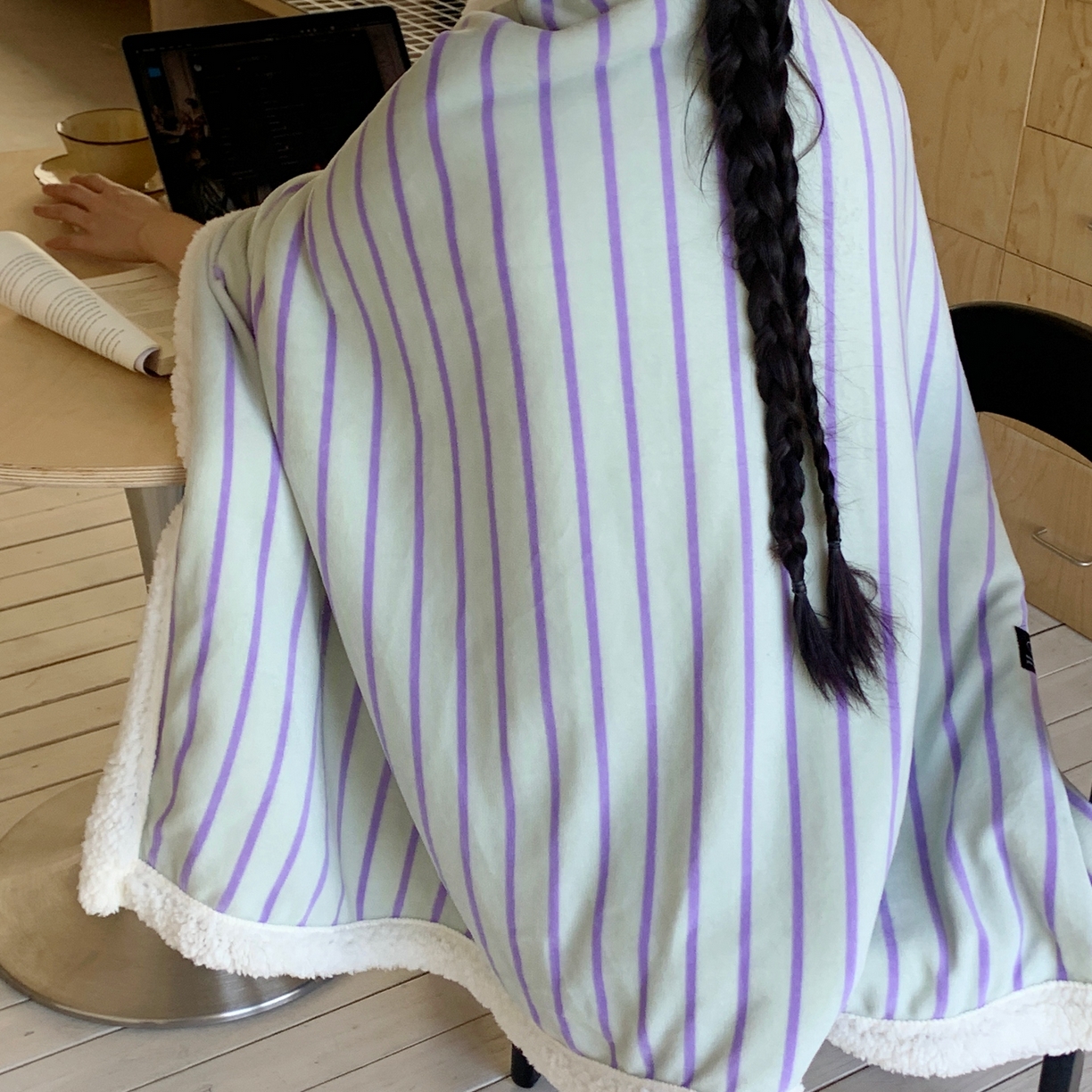 91家纺网 家纺一手货源 找家纺 桃喜 2025秋冬新款牛奶绒羊羔绒披肩毯条纹系列 青缇葡萄（羊羔绒披肩毯）