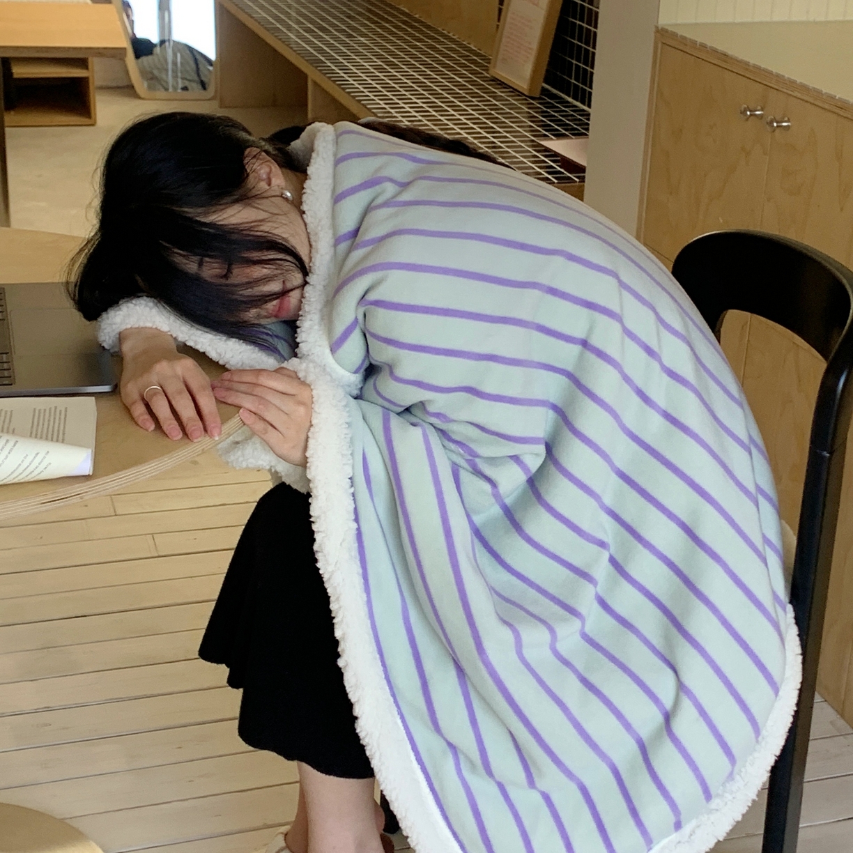 91家纺网 家纺一手货源 找家纺 桃喜 2025秋冬新款牛奶绒羊羔绒披肩毯条纹系列 青缇葡萄（羊羔绒披肩毯）