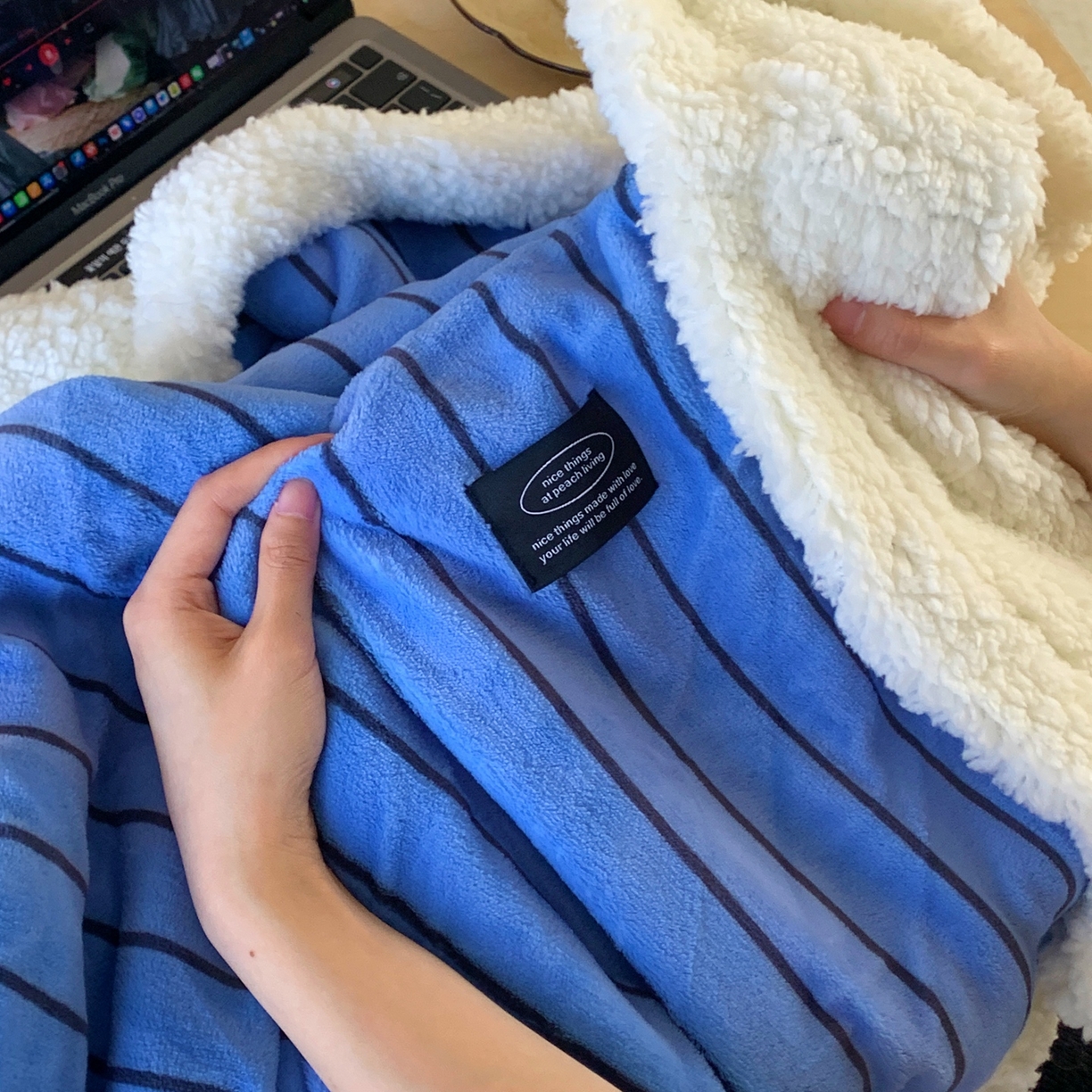 91家纺网 家纺一手货源 找家纺 桃喜 2025秋冬新款牛奶绒羊羔绒披肩毯条纹系列 冰岛蓝（羊羔绒披肩毯）