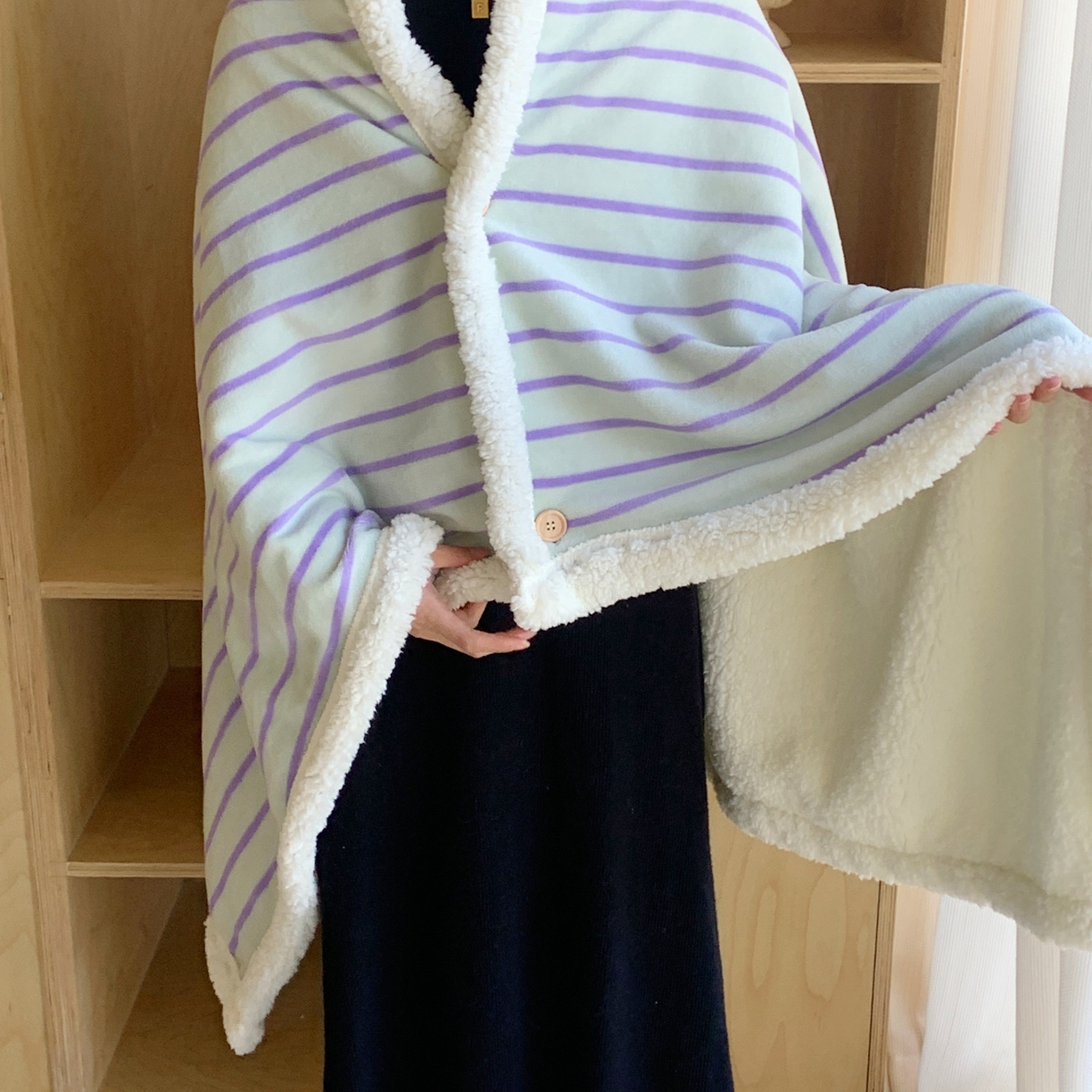 91家纺网 家纺一手货源 找家纺 （总）桃喜 2025秋冬新款牛奶绒羊羔绒披肩毯条纹系列