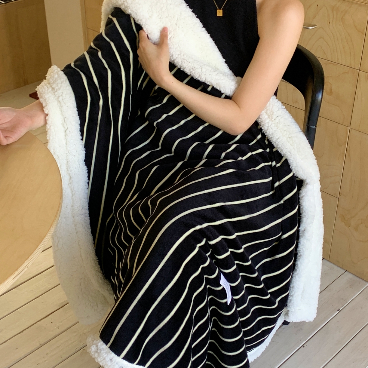 91家纺网 家纺一手货源 找家纺 桃喜 2025秋冬新款牛奶绒羊羔绒披肩毯条纹系列 复古黑白（羊羔绒披肩毯）