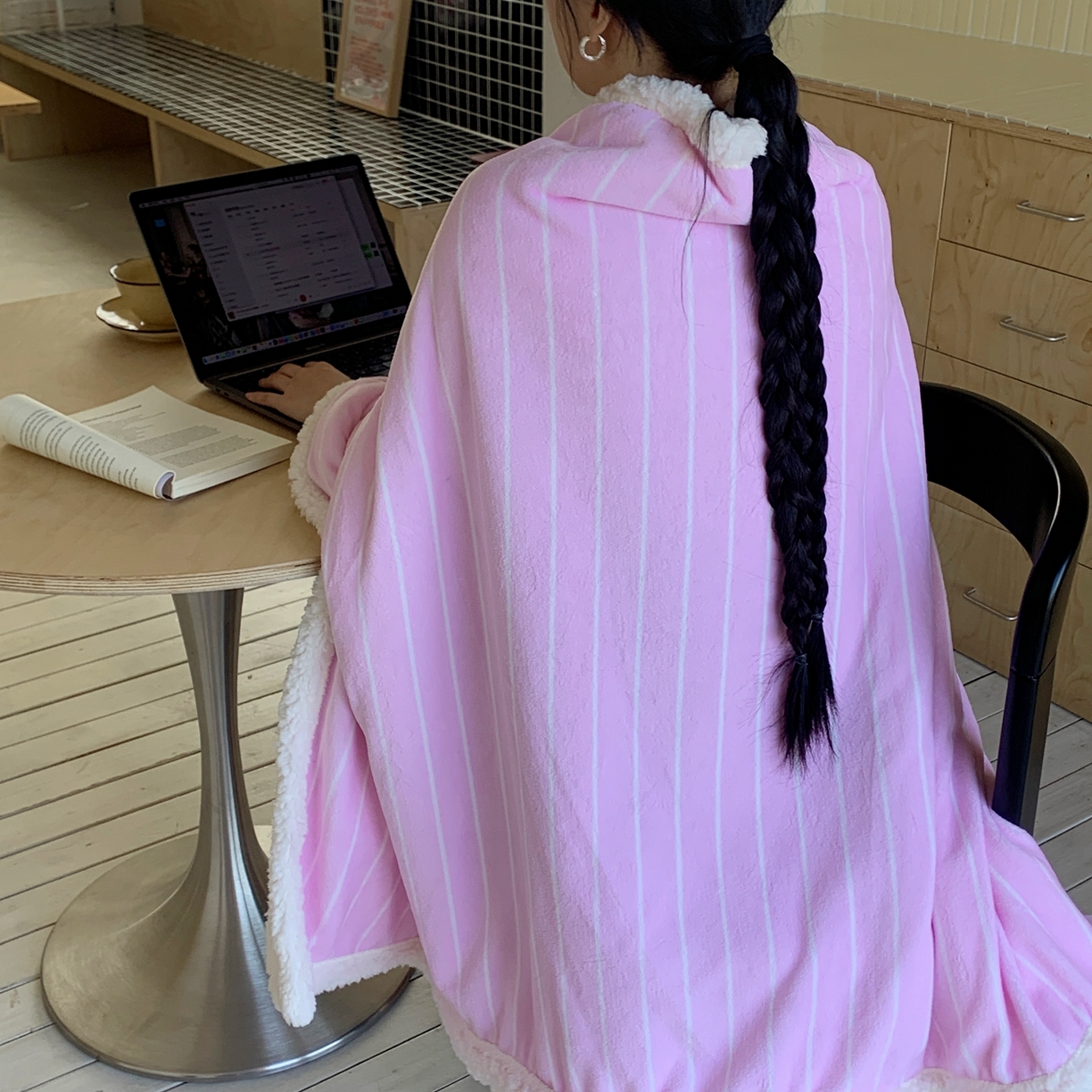 91家纺网 家纺一手货源 找家纺 桃喜 2025秋冬新款牛奶绒羊羔绒披肩毯条纹系列 莓莓粉（羊羔绒披肩毯）