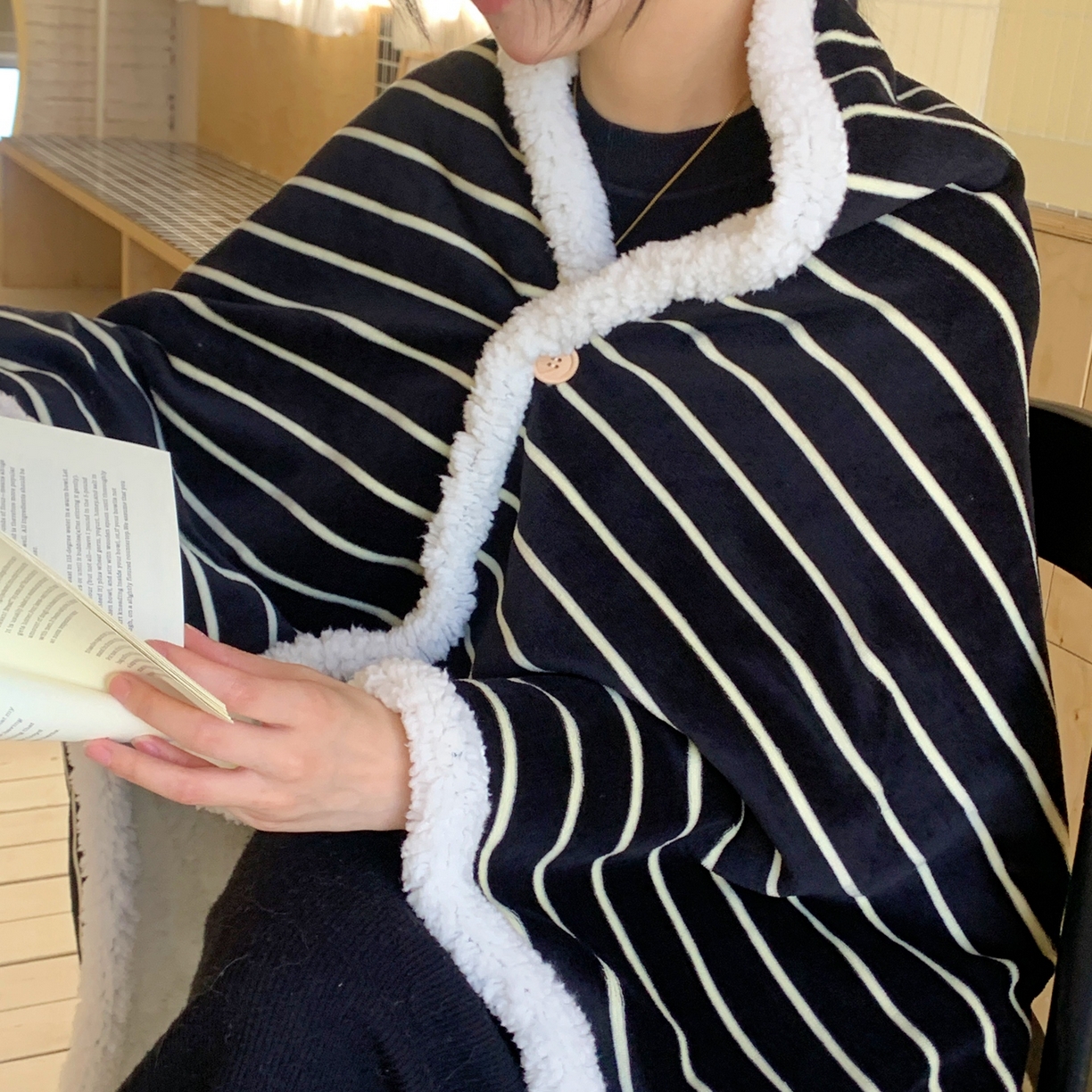 91家纺网 家纺一手货源 找家纺 桃喜 2025秋冬新款牛奶绒羊羔绒披肩毯条纹系列 复古黑白（羊羔绒披肩毯）