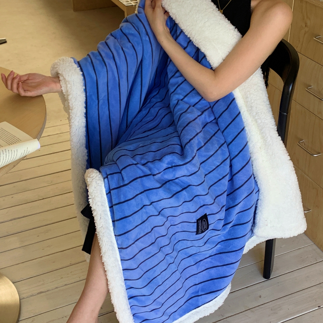 91家纺网 家纺一手货源 找家纺 桃喜 2025秋冬新款牛奶绒羊羔绒披肩毯条纹系列 冰岛蓝（羊羔绒披肩毯）