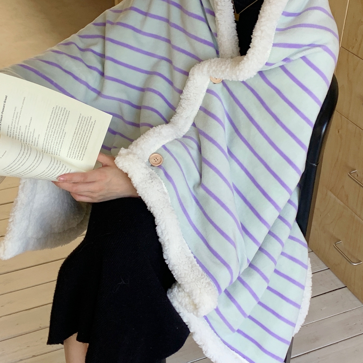 91家纺网 家纺一手货源 找家纺 桃喜 2025秋冬新款牛奶绒羊羔绒披肩毯条纹系列 青缇葡萄（羊羔绒披肩毯）