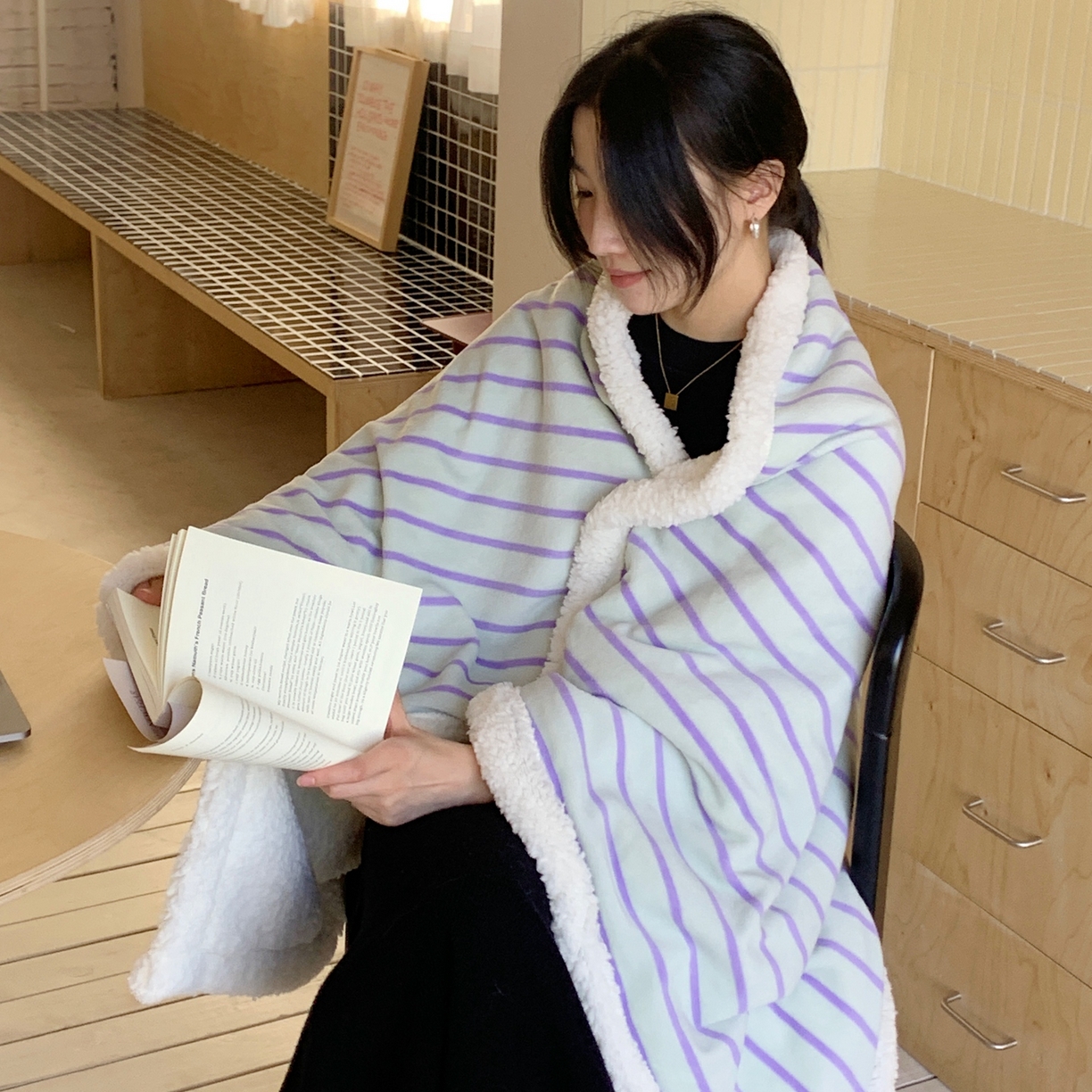 91家纺网 家纺一手货源 找家纺 （总）桃喜 2025秋冬新款牛奶绒羊羔绒披肩毯条纹系列