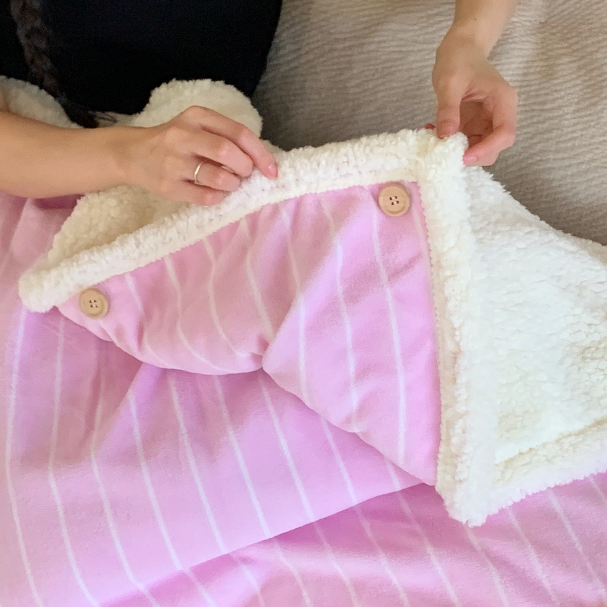 91家纺网 家纺一手货源 找家纺 桃喜 2025秋冬新款牛奶绒羊羔绒披肩毯条纹系列 莓莓粉（羊羔绒披肩毯）