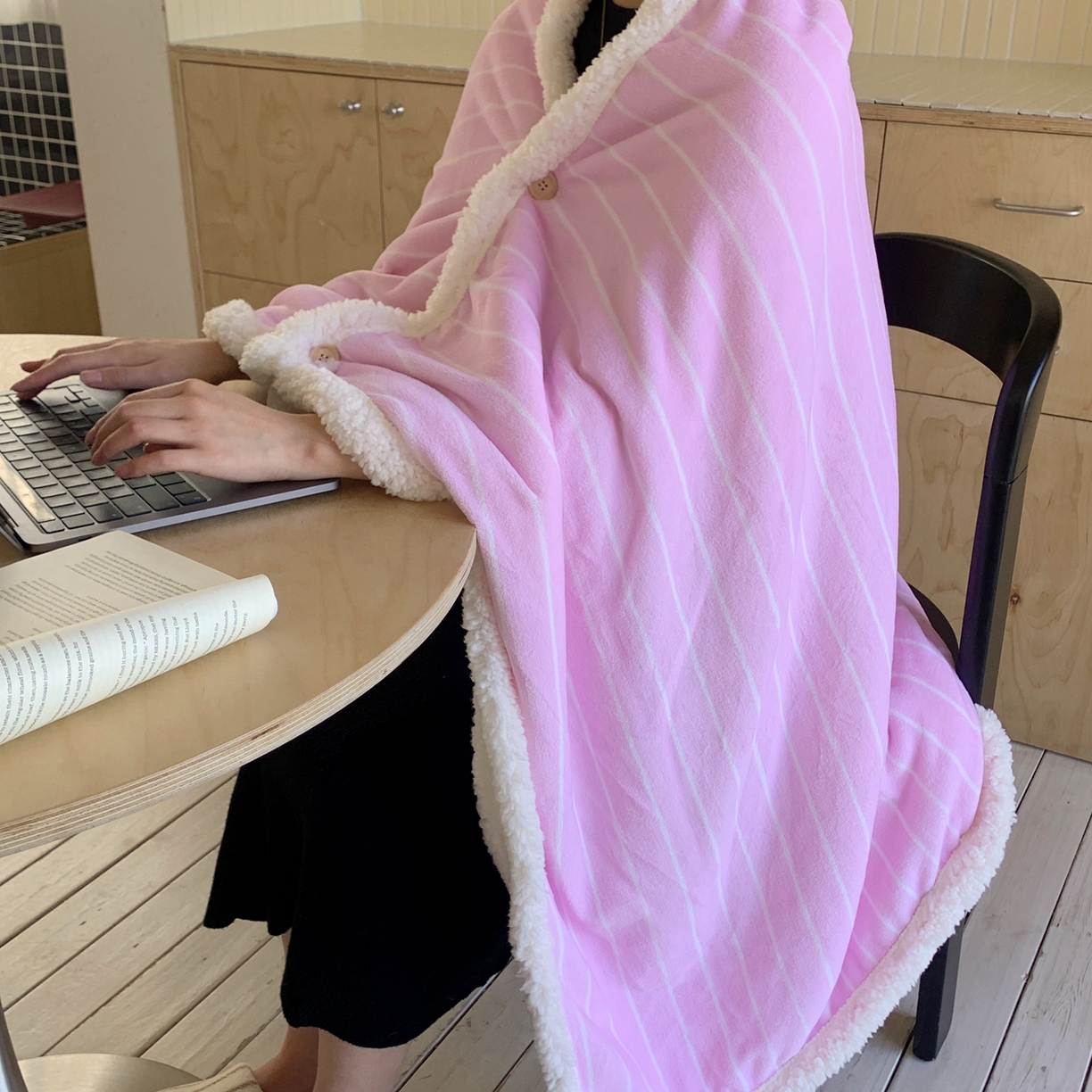 91家纺网 家纺一手货源 找家纺 桃喜 2025秋冬新款牛奶绒羊羔绒披肩毯条纹系列 莓莓粉（羊羔绒披肩毯）