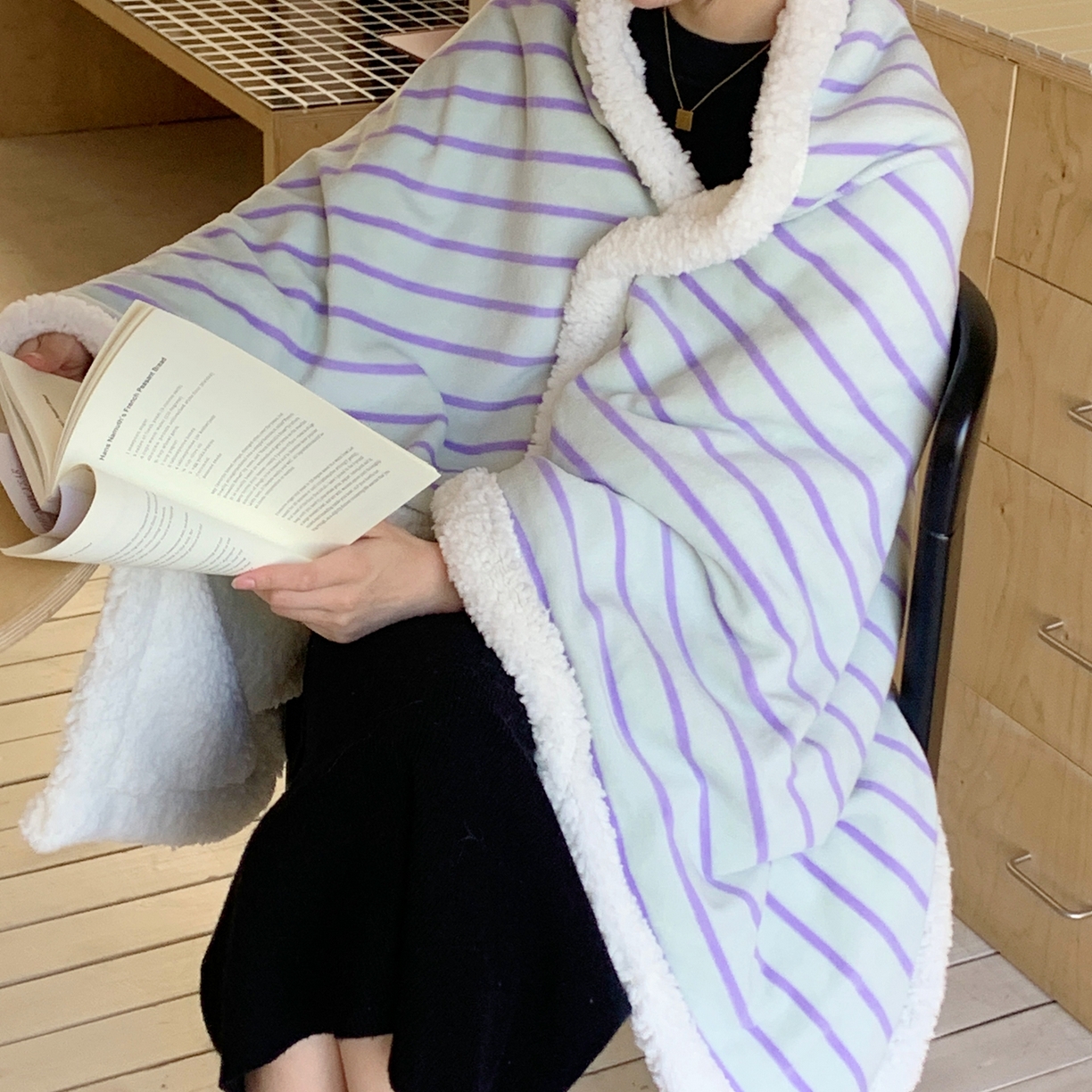 91家纺网 家纺一手货源 找家纺 桃喜 2025秋冬新款牛奶绒羊羔绒披肩毯条纹系列 青缇葡萄（羊羔绒披肩毯）