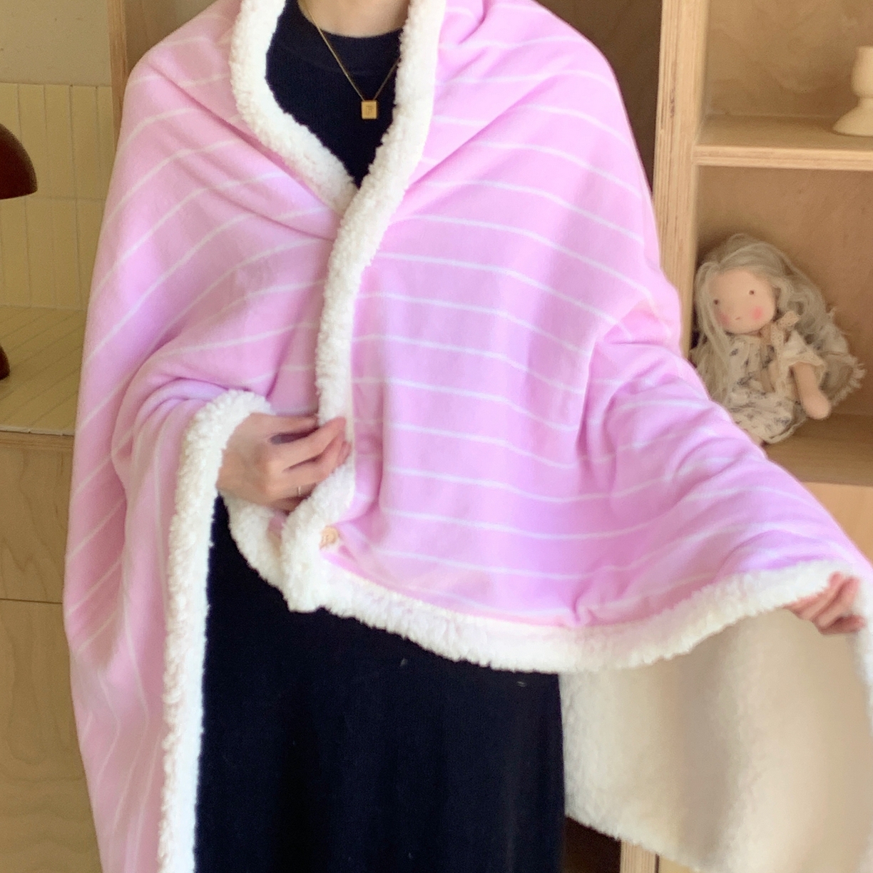 91家纺网 家纺一手货源 找家纺 桃喜 2025秋冬新款牛奶绒羊羔绒披肩毯条纹系列 莓莓粉（羊羔绒披肩毯）