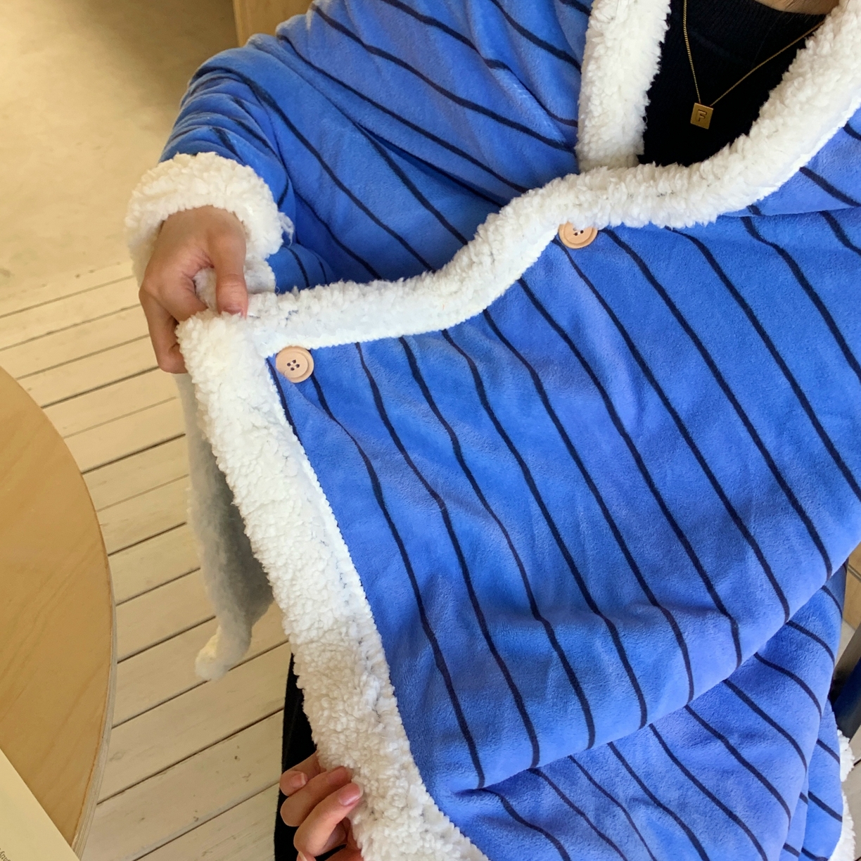 91家纺网 家纺一手货源 找家纺 桃喜 2025秋冬新款牛奶绒羊羔绒披肩毯条纹系列 冰岛蓝（羊羔绒披肩毯）