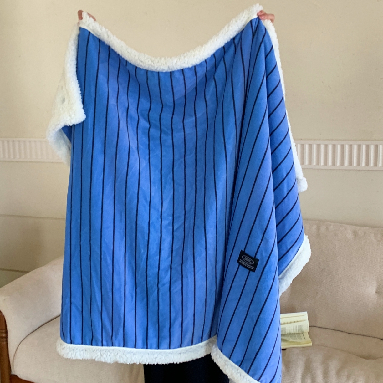 91家纺网 家纺一手货源 找家纺 桃喜 2025秋冬新款牛奶绒羊羔绒披肩毯条纹系列 冰岛蓝（羊羔绒披肩毯）